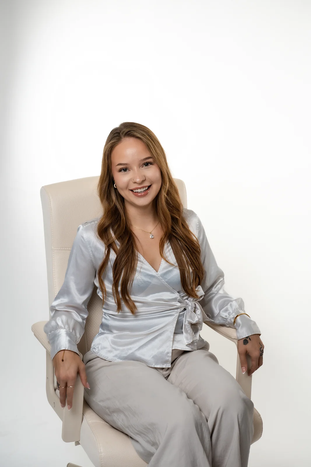 Sandra Votina työtuolissa istumassa